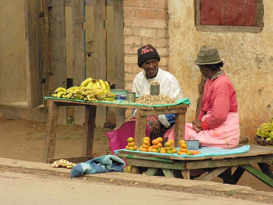 0160_Près de Fianarantsoa_en traversant un village betsiléo