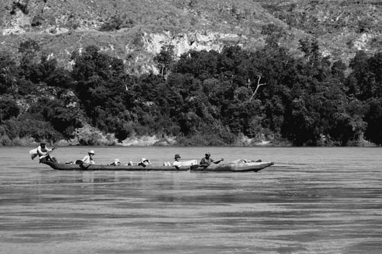 0377_La Tsiribihina_la descente se fait aussi en pirogue...