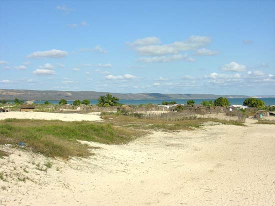 0584_Tuléar_village vézo au sud de tuléar_on va voir pour prévoir une sortie en mer pour notre de