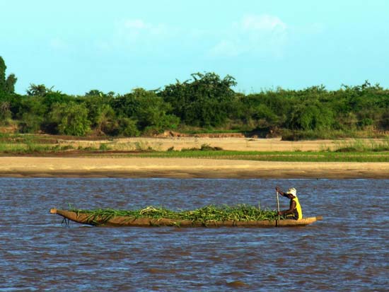 0740_la traversée de la Tsiribihina à Belo